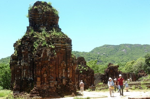 Visitors to the My Son Sanctuary, a world heritage site in Quang Nam province. (Photo: VNA)