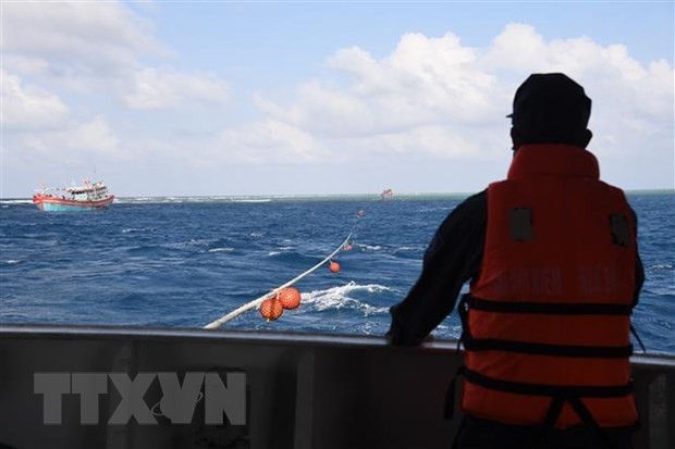 The rescue undergoes in the Truong Sa waters (Photo: VNA)