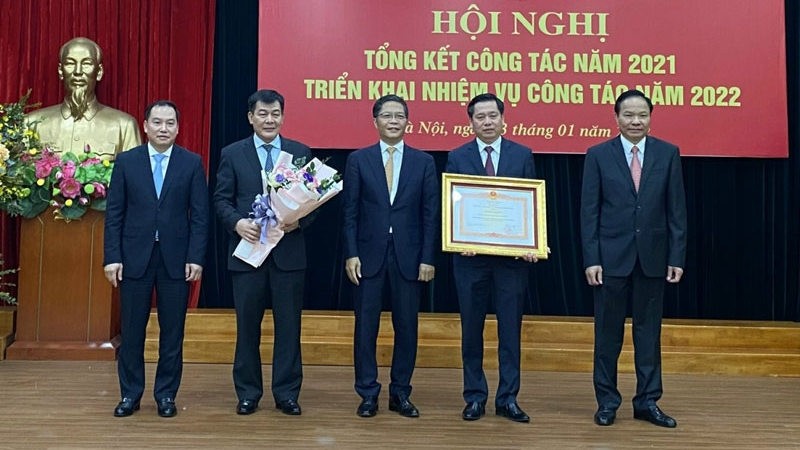 Head of the Central Economic Commission Tran Tuan Anh presents a certificate of merit to the bloc's Party Committee. (Photo: NDO)