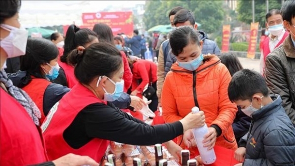 Hanoi Red Cross Society supports poor, AO victims ahead of Tet