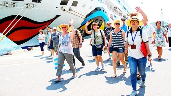 Viet Nam welcomes nearly 9,000 international tourists under pilot programme