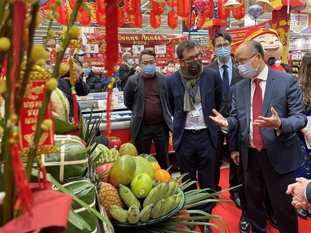 Carrefour Ormesson hypermarket of France introduces Viet Nam’s cuisine, commodities.  (Photo: VNA