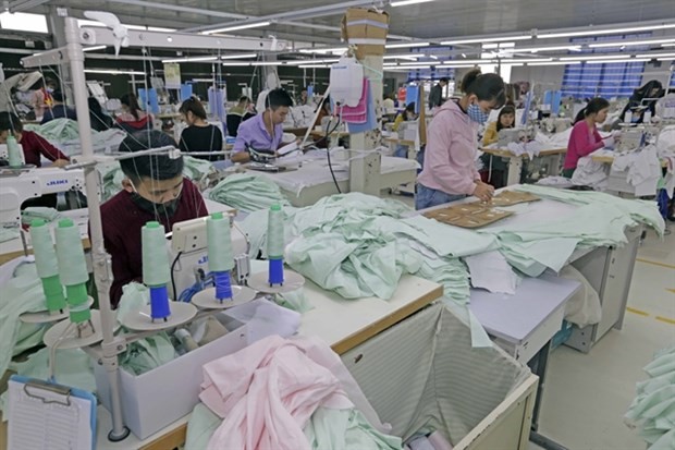 Workers of Hung Viet Co in Hung Yen province make garment products for export. (Photo: VNA)