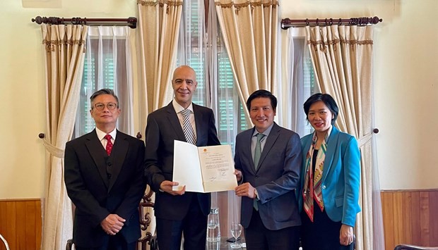 At the ceremony to hand over the honorary consul certificate of Morocco in Ho Chi Minh City to Doan Huu Duc in December 2021. (Photo: Moroccan Embassy in Viet Nam)