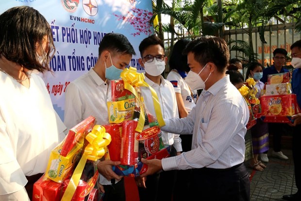 A representative of young workers in HCM City presents Tet gifts to Lao and Cambodian students. (Photo: VNA)