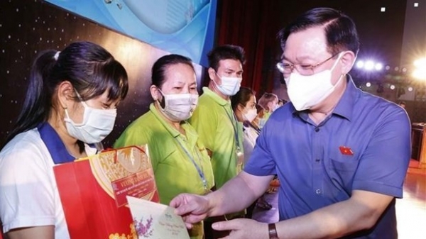 NA Chairman joins Binh Duong workers in Tet celebration