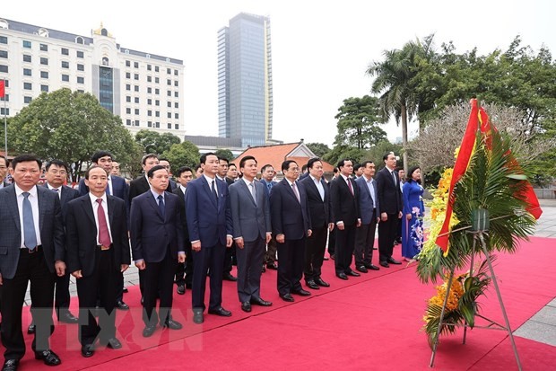 Prime Minister Pham Minh Chinh (6th from R, front row) and the delegation offer flowers at the President Ho Chi Minh memorial area in Thanh Hoa city. (Photo: VNA)