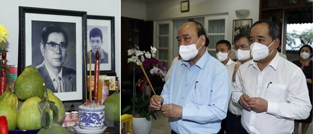 President Nguyen Xuan Phuc offers incense to General Secretary of the Communist Party of Vietnam Central Committee from 1986 to 1991 Nguyen Van Linh. (Photo: VNA)