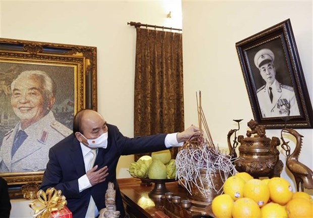 President offers incense in memory of late Party, State leaders