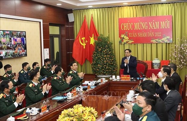 Prime Minister Pham Minh Chinh extends Tet wishes to Air Defence-Air Force officers and soldiers. (Photo: VNA)