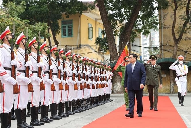 Prime Minister visits people’s public security forces prior to Tet holiday