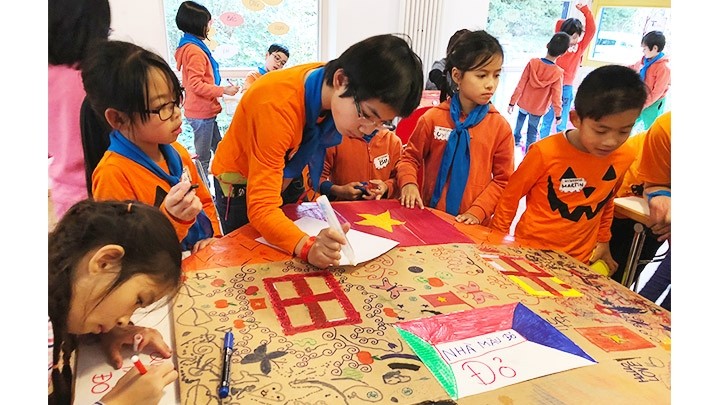 The Vietnamese language camp is held by the Vietnamese Association in Stuttgart and the “Reading with Children” Club (Hanoi). (Photo: NDO)