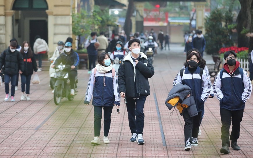 12th graders of Viet Duc high school return to school after a long time of online learning due to COVID-19. (Photo: VNA) 12th graders of Viet Duc high school return to school after a long time of online learning due to COVID-19. (Photo: VNA)