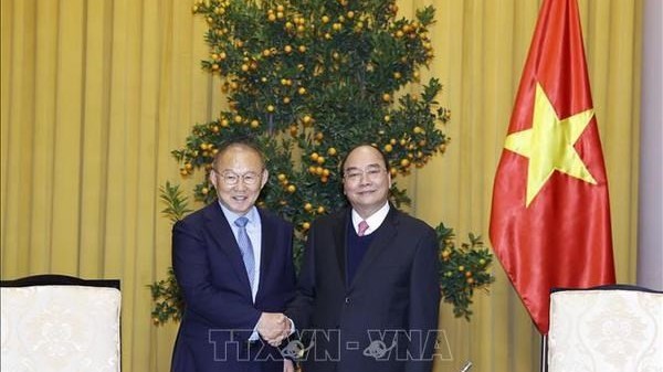 President Nguyen Xuan Phuc receives coach Park Hang-seo