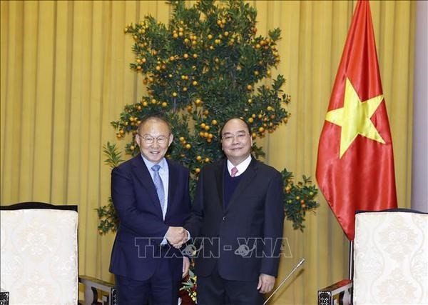 President Nguyen Xuan Phuc (right) receives head coach of the Vietnamese men’s football team Park Hang-seo. (Photo: VNA)