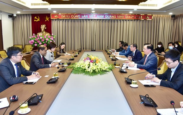 At the meeting between Hanoi Party Committee Dinh Tien Dung and Singaporean Ambassador Jaya Ratnam. (Photo: VNA)