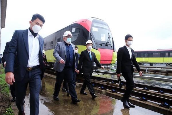 Executive Vice President of the European Commission (EC) Frans Timmermans (centre) and Chairman of the Hanoi People’s Committee Chu Ngoc Anh inspected the construction site of the Nhon-Hanoi Station section of the Hanoi urban metro project on February 19. (Photo: VNA)