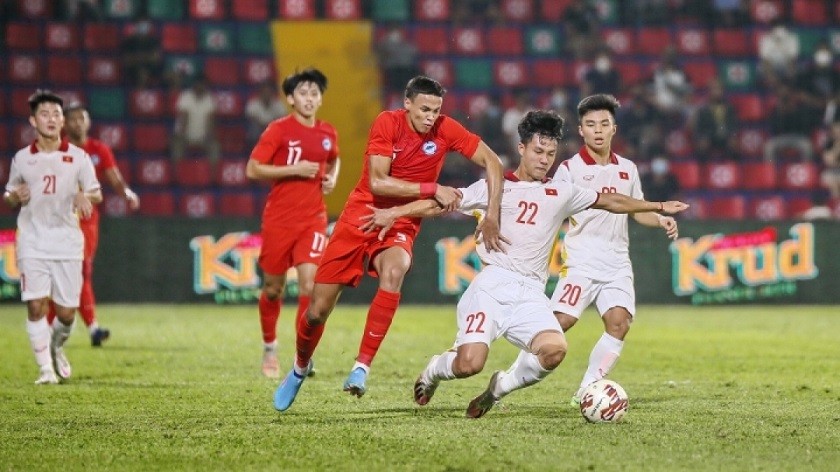 Vietnamese players (in white jersey)'s 7-0 win over their Singapore opponents on February 19 helps build up their confidence. (Photo: VOV)