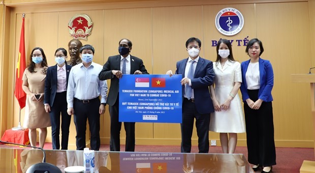 Singapore grants medical equipment and supplies for Viet Nam through Temasek Foundation. (Photo: VNA/Health Ministry)