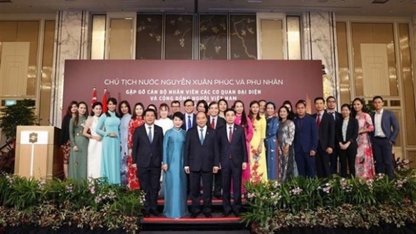 President Phuc meets overseas Vietnamese in Singapore
