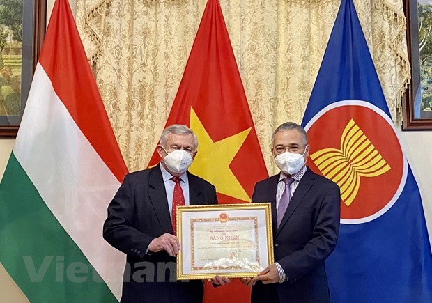 Vietnamese Ambassador to Hungary Nguyen Tien Thuc presents certificate of merit to Hungary – Vietnam Friendship Association. (Photo: Vietnamese Embassy in Hungary)