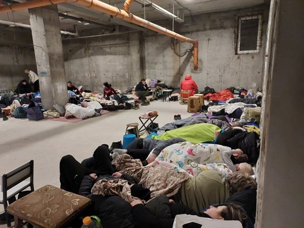 Vietnamese people in Ukraine rest at a shelter. (Photo: VOV)