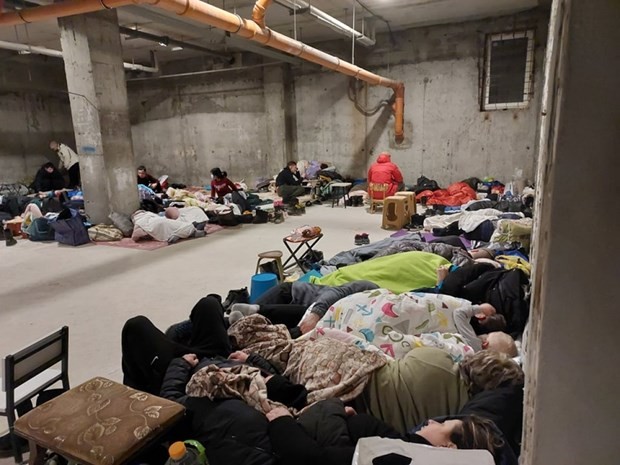 Vietnamese people in Ukraine rest at a shelter. (Photo: VOV) Vietnamese people in Ukraine rest at a shelter. (Photo: VOV)