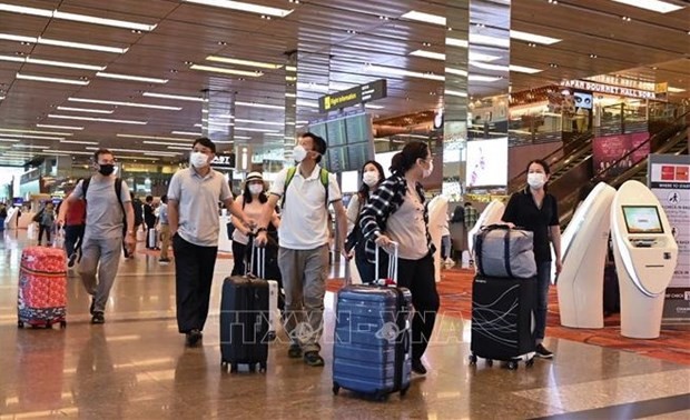 Passengers at Changi International Airport of Singapore. (Photo: VNA)