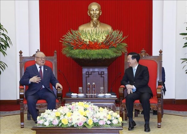 Permanent member of the Party Central Committee’s Secretariat Vo Van Thuong (R) receives Takebe Tsutomu, Special Advisor to the Japan - Viet Nam Friendship Parliamentary Alliance. (Photo: VNA)