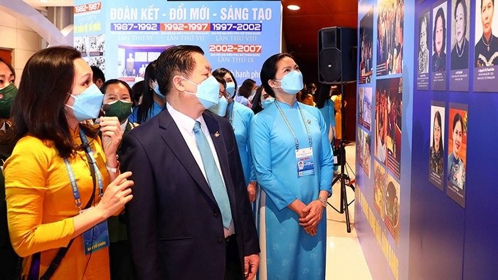 Head of the PCC's Commission for Communications and Education Nguyen Trong Nghia and the delegates visit the exhibition. (Photo: NDO)