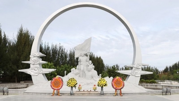 Prime Minister offers incense to martyrs at Gac Ma soldiers’ memorial site