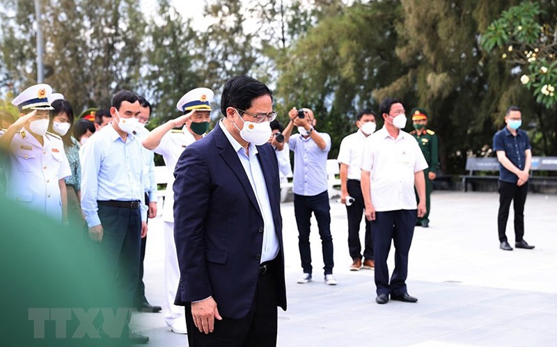 PM Pham Minh Chinh offers incense to martyrs at Gac Ma soldiers’ memorial site. (Photo: VNA)