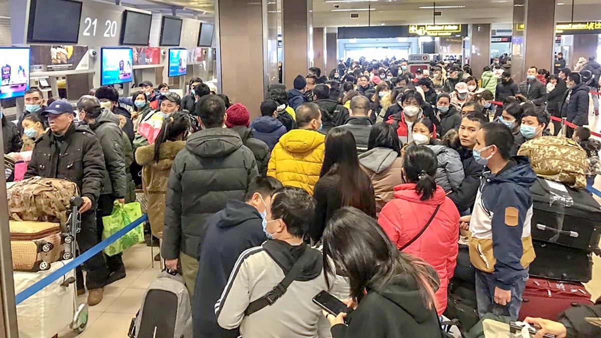 Người Việt sơ tán từ Ukraine làm thủ tục ở sân bay Henri Coanda, Romania ngày 12/3. (Nguồn: ĐSQ Việt Nam tại Romania) Người Việt sơ tán từ Ukraine làm thủ tục ở sân bay Henri Coanda, Romania ngày 12/3. (Nguồn: ĐSQ Việt Nam tại Romania)