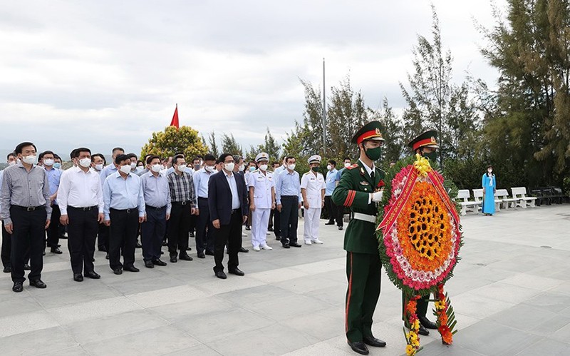 PM Pham Minh Chinh offers incense to martyrs at Gac Ma soldiers’ memorial site. (Photo: VNA)