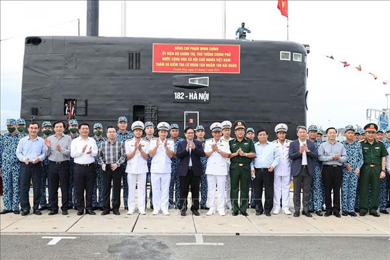 The PM visits officers and soldiers of Submarine Brigade 189. (Photo: VNA)