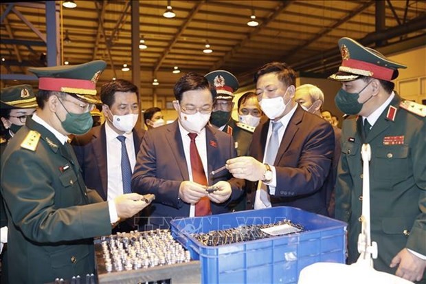 National Assembly Chairman Vuong Dinh Hue visits Z111 Factory's production line. (Photo: VNA)