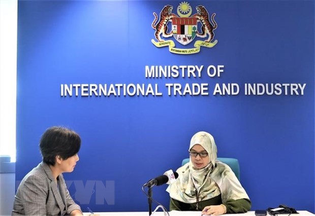 Senior Director of MITI’s ASEAN Economic Integration Division Jamilah Haji Hassan (R) in the interview. (Photo: VNA)