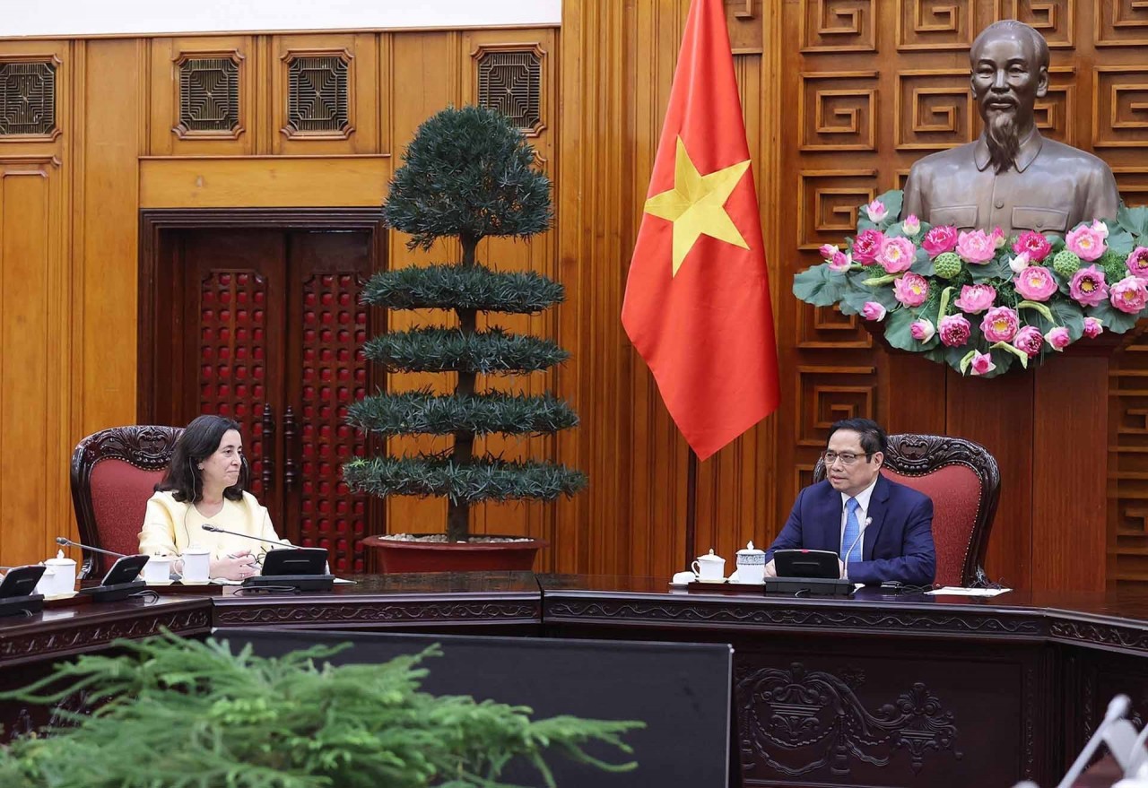 Prime Minister Pham Minh Chinh (R) meets with WB Regional Vice President for East Asia and Pacific Manuela V. Ferro in Ha Noi on March 21. (Photo: VNA)