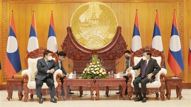 Lao Party General Secretary and President Thongloun Sisoulith (R) meets Minister of  Planning and Investment Nguyen Chi Dung.  (Photo: VNA)