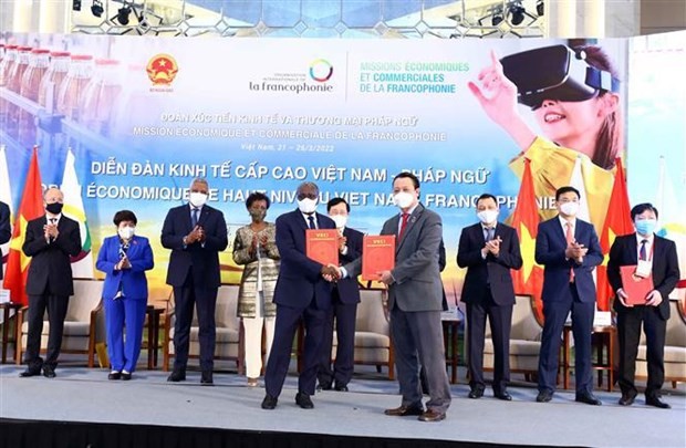 Cooperation agreements are exchanged at the forum. (Photo: VNA)