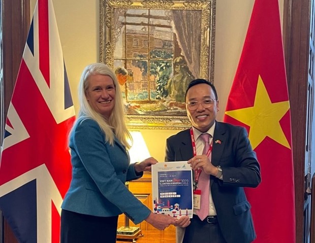 Amanda Milling, British Minister of State for Asia and the Middle East, and Vietnamese Ambassador Nguyen Hoang Long kick start the Vietnam Days in the UK on March 24. (Photo: VNA)