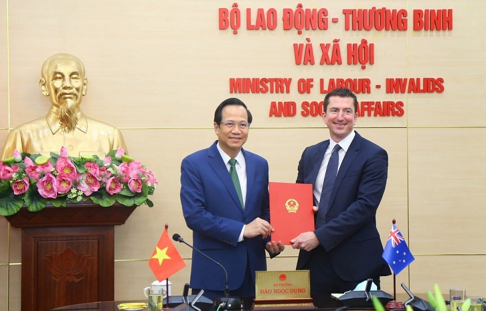  Representatives from Viet Nam's Ministry of Labour, Invalids and Social Affairs and the Australian Department of Foreign Affairs at the signing ceremony. (Photo: VNA)