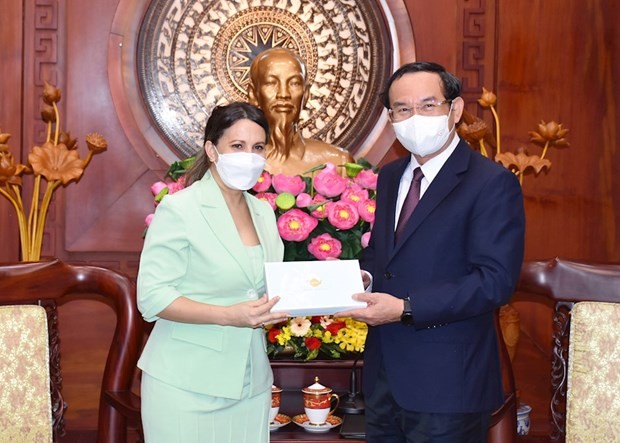 Secretary of the Ho Chi Minh City Party Committee Nguyen Van Nen (right) presents a gift to Cuban Consul General in HCM City Ariadne Feo Labrada. (Photo: www.hcmcpv.org.vn)