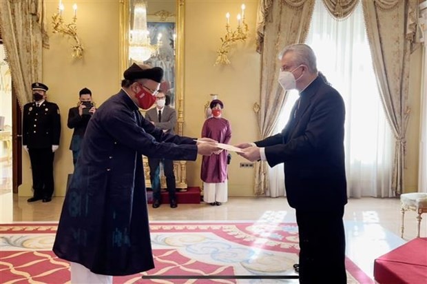 Vietnamese Ambassador to Andorra Dinh Toan Thang (L) presents his credentials to the Co-Prince of Andorra, Archbishop Joan-Enric Vives i Sicília. (Photo: VNA)