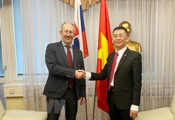 Vietnamese Ambassador to Slovakia Nguyen Tuan (R) and Chairman of the Slovak National Council's Economic Affairs Committee Peter Kremsky. (Photo: VNA)