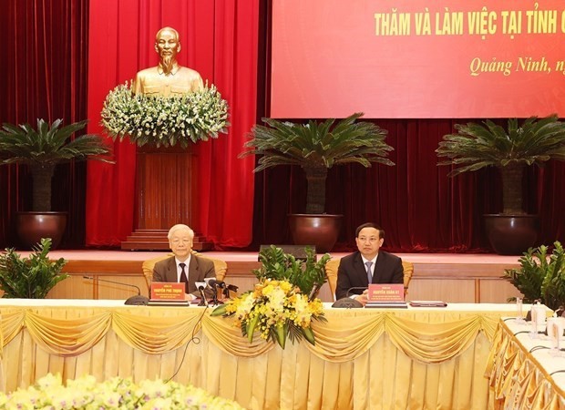 Party General Secretary Nguyen Phu Trong (L) at the working session with Quang Ninh officials on April 6. (Photo: VNA)