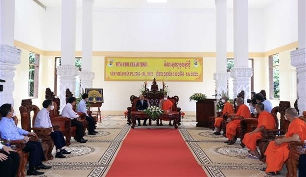 President Nguyen Xuan Phuc has a talk with dignitaries and followers at the Khmer Theravada Buddhist Academy. (Photo: VNA)