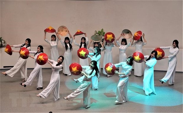Tiết mục “Hello Việt Nam” do Nhóm múa Lotus, Liên chi đoàn Đại học tổng hợp Nga Hữu nghị giữa các dân tộc (RUDN), biểu diễn. (Nguồn: TTXVN)
