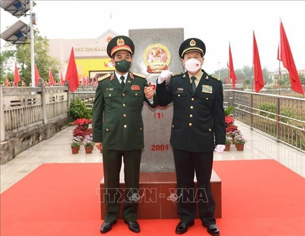 Minister of National Defence General Phan Van Giang (L) and his Chinese counterpart Sen. Lieut. Gen. Wei Fenghe at Shuikou International Border Gate. (Photo: VNA)