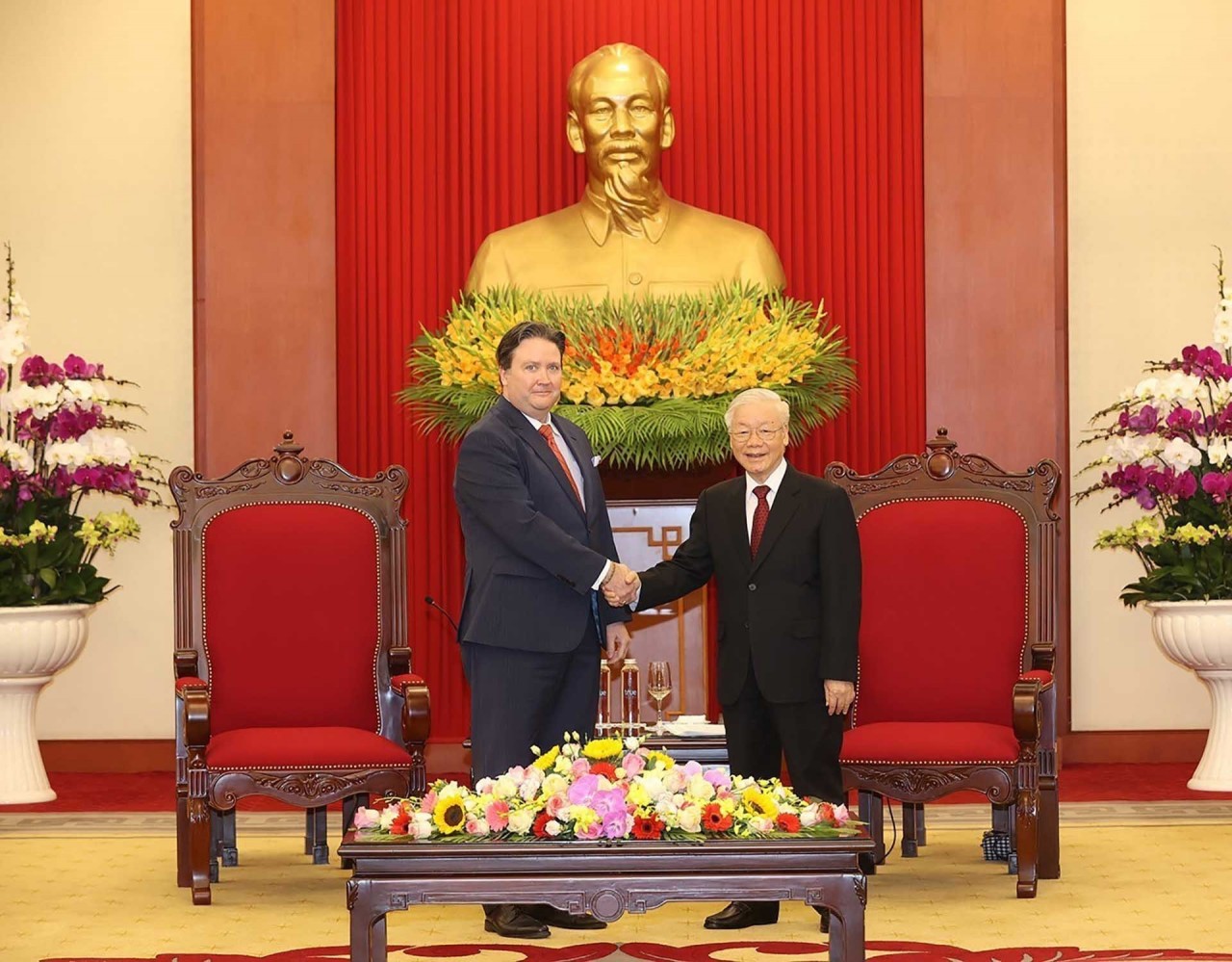 Party General Secretary Nguyen Phu Trong (R) receives US Ambassador Marc E. Knapper on April 25. (Photo: VNA)